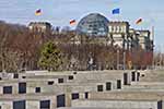 Holocaust-Mahnmal mit Reichstag - Berlin
